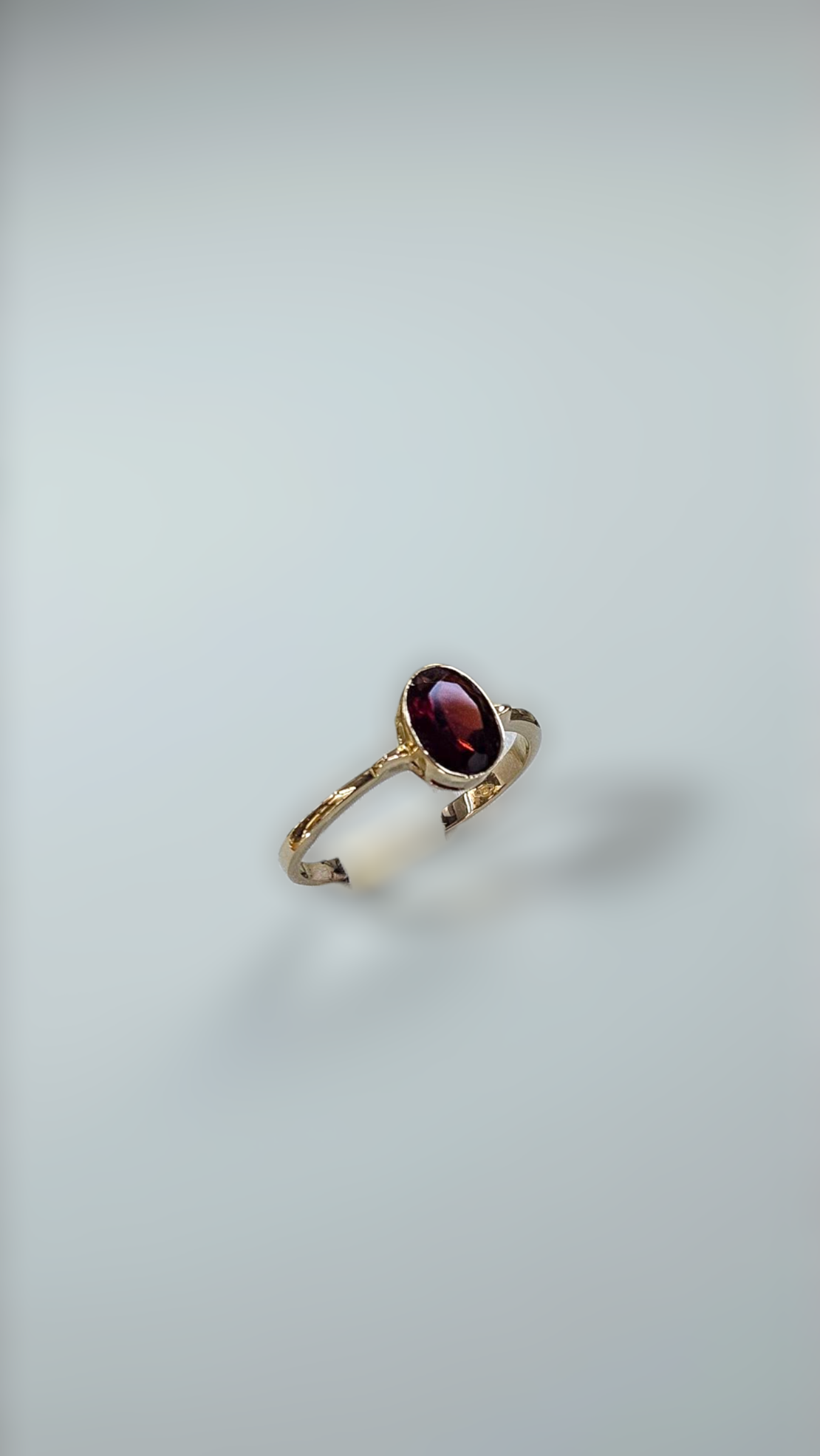 Златен пръстен с гранат