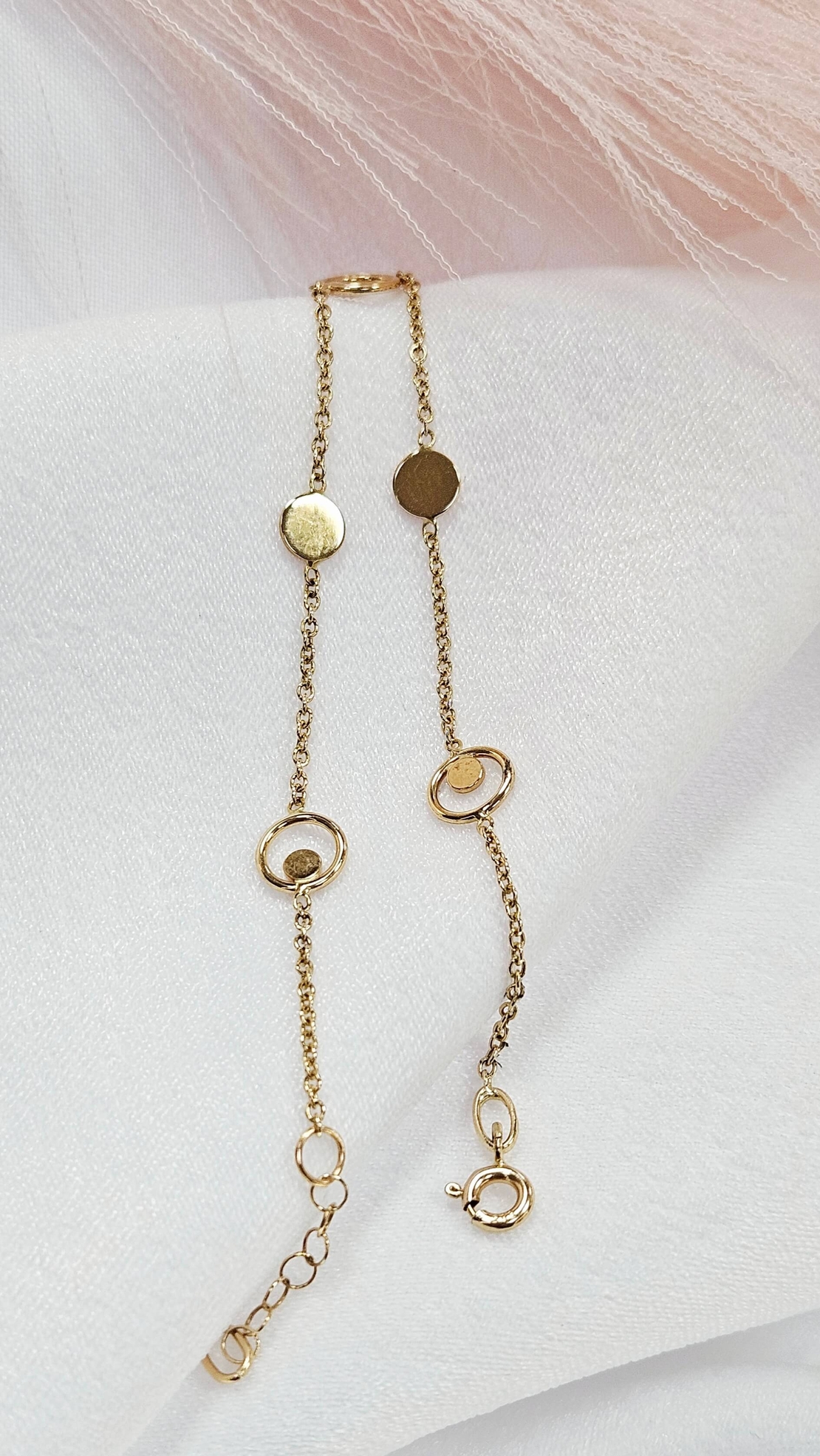 Златна гривна с кръгли, вградени елементи