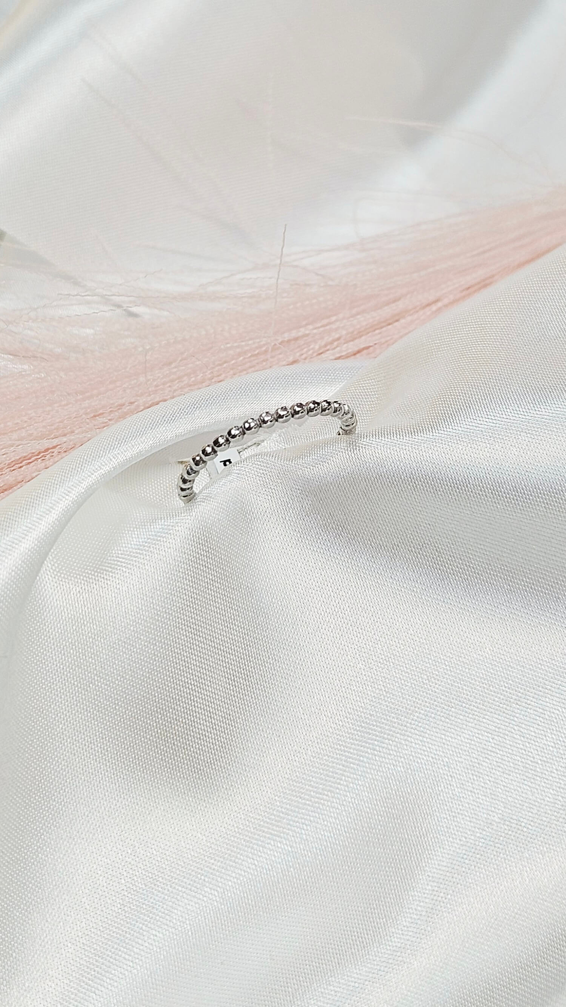 Златен пръстен от бяло злато тип топчеста халка