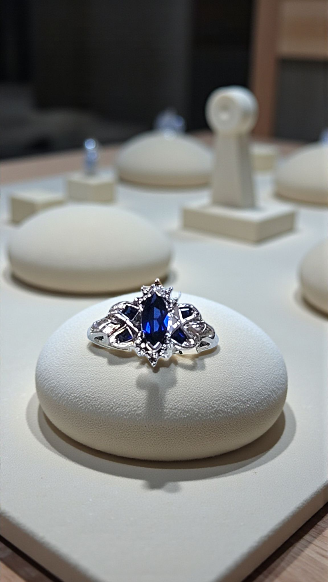 Златен пръстен със сапфири и брилянти