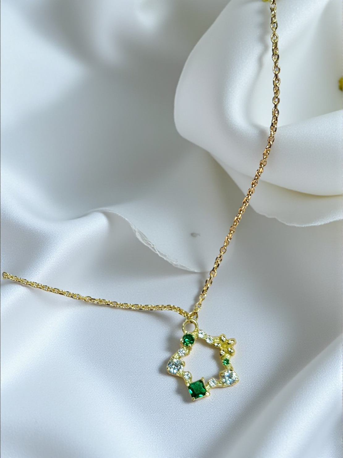 Златно колие със зелени и бели циркони