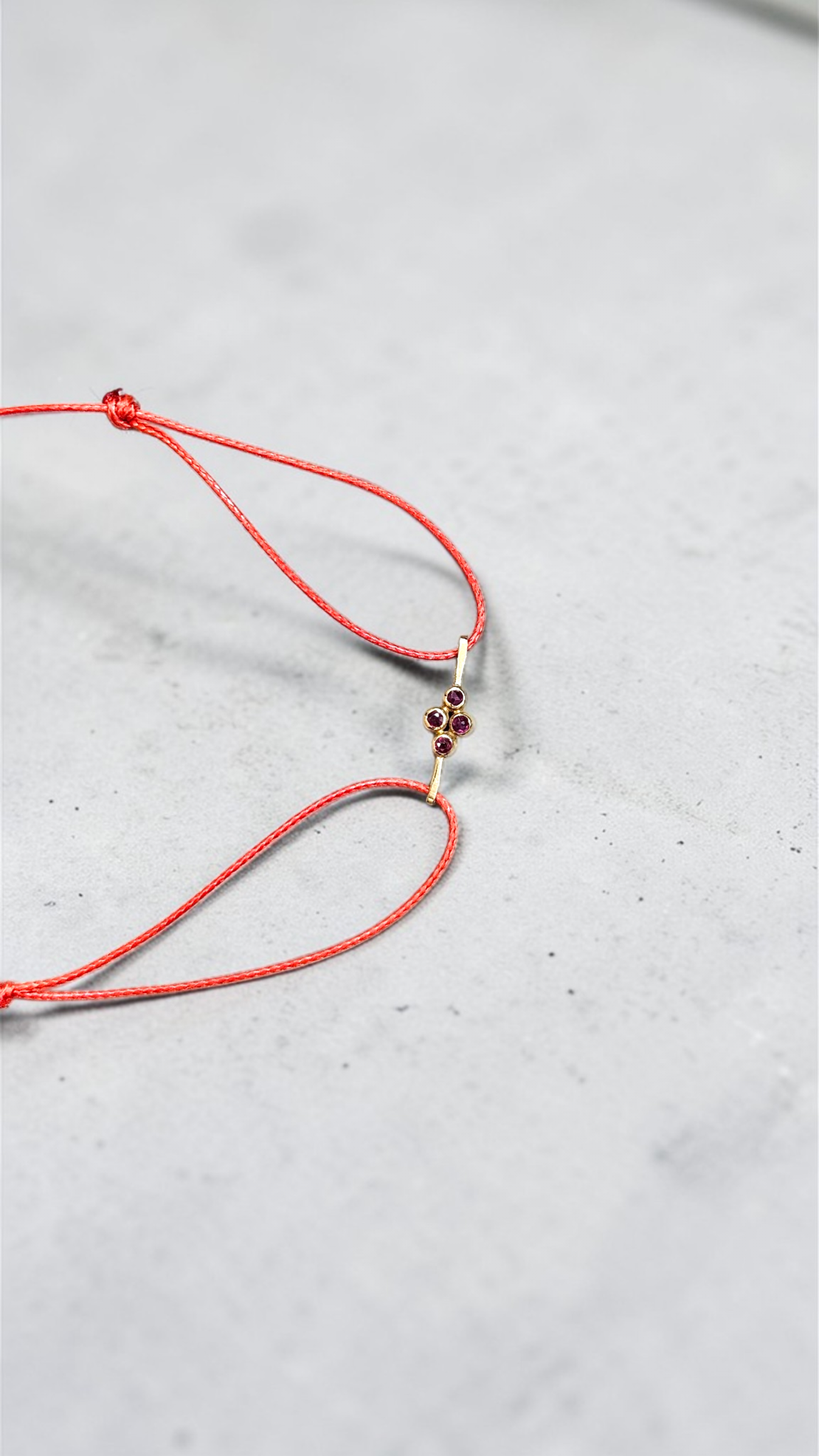 Гривна с елемент от 18К злато и рубини