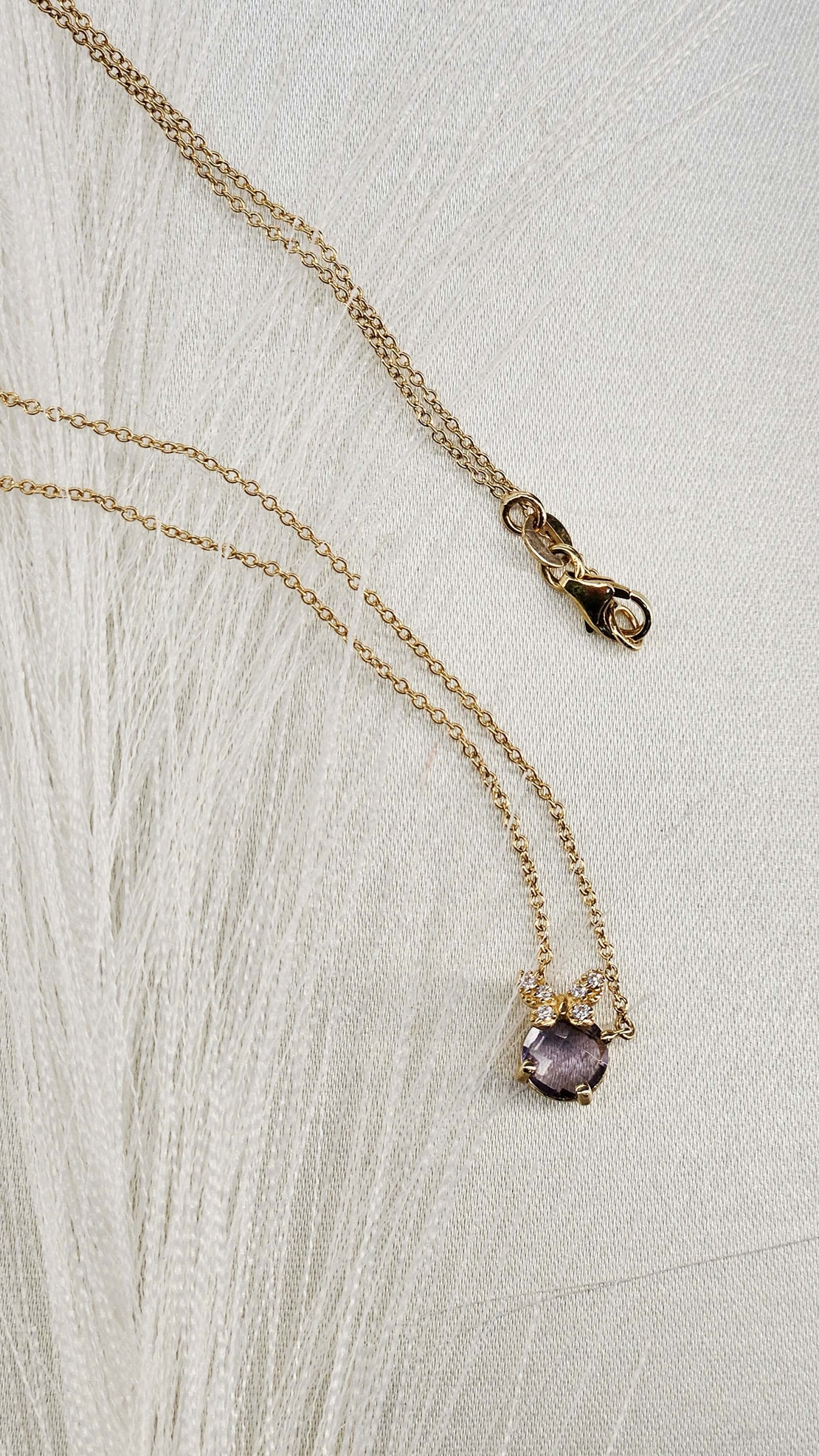 Златно колие с нежна пеперудка