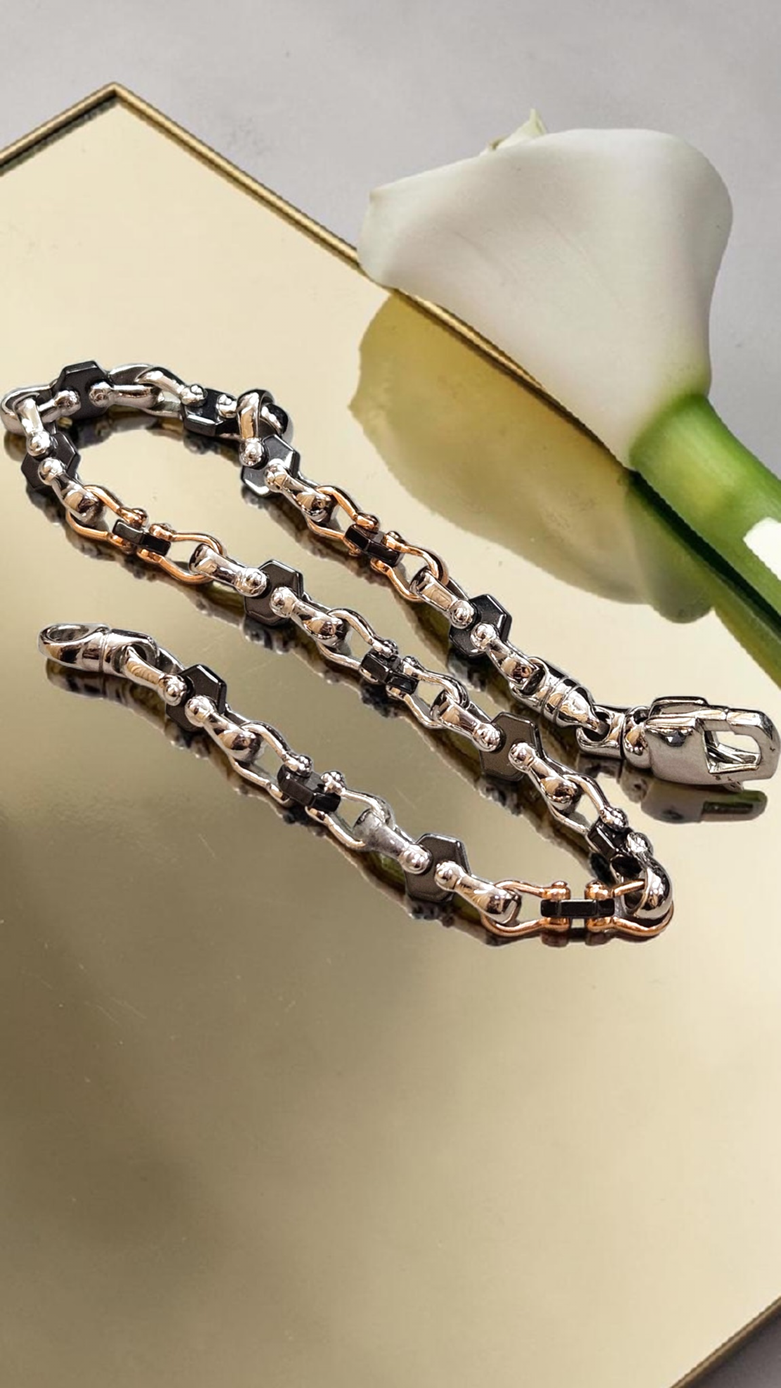 Златна гривна от бяло и розово злато с елементи от керамика