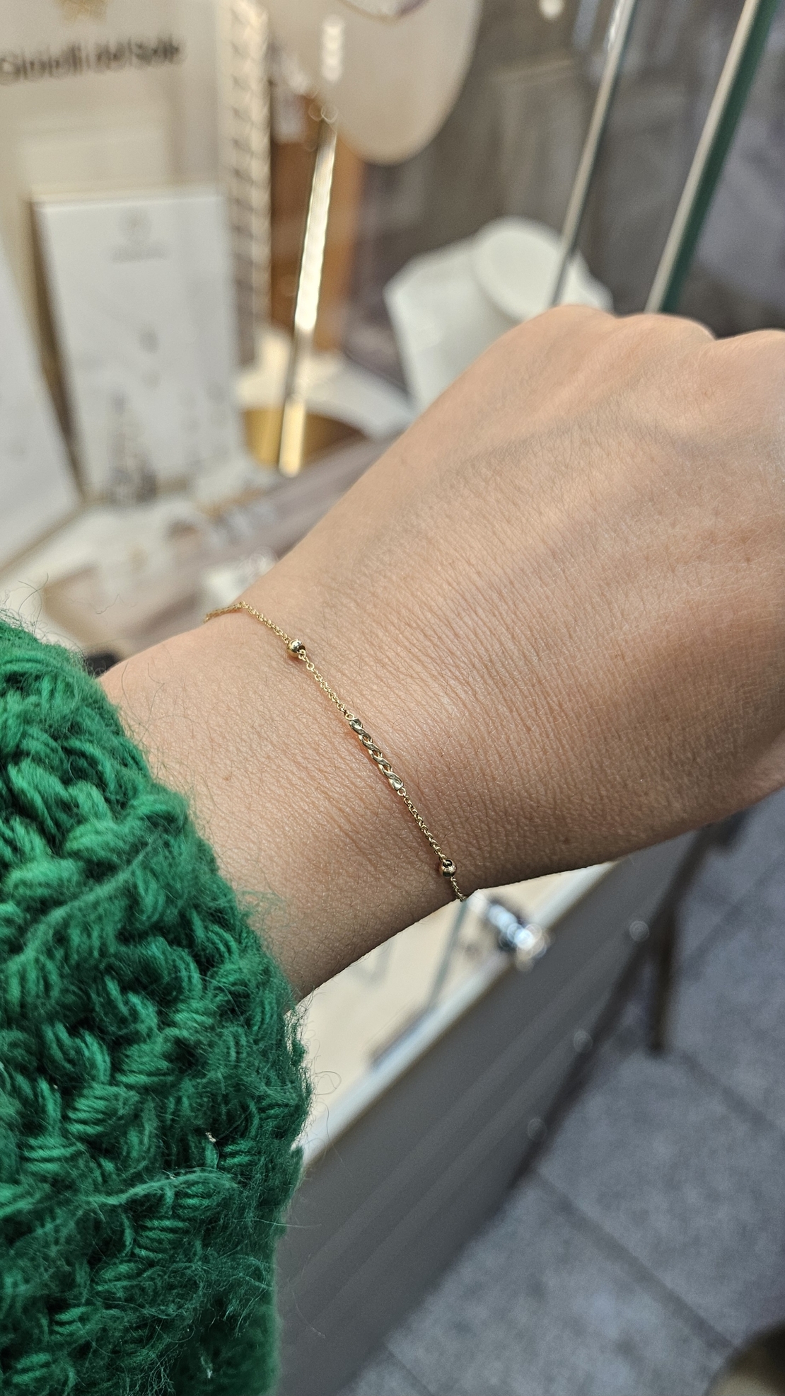 Златна гривна със седем златни елемента