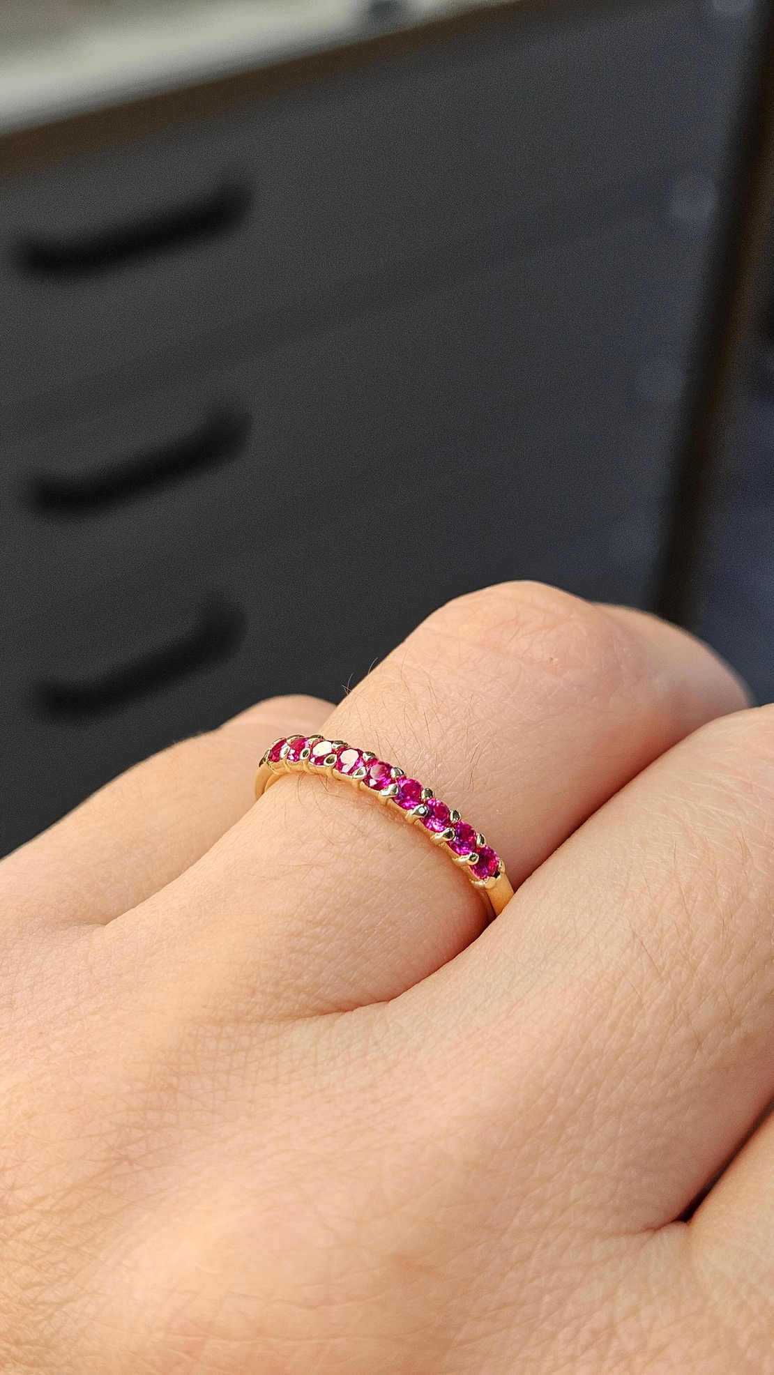 Златен пръстен с циркони в цвят малина