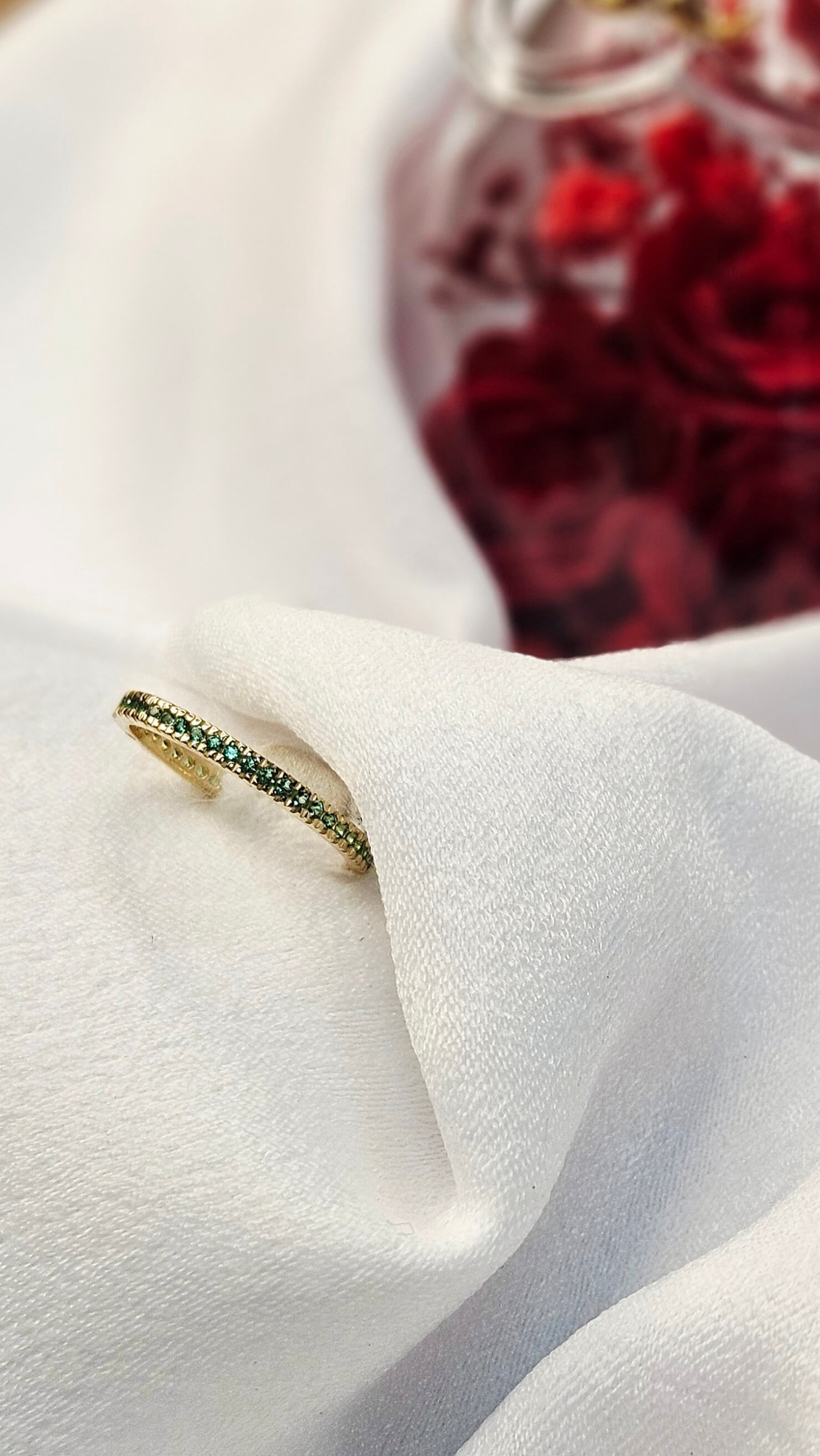 Златен пръстен със зелени циркони, тип халка