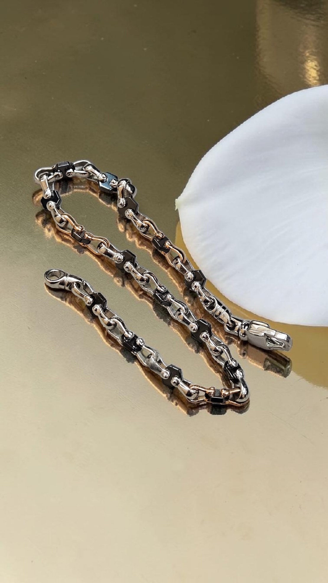 Златна гривна от бяло и розово злато с елементи от керамика