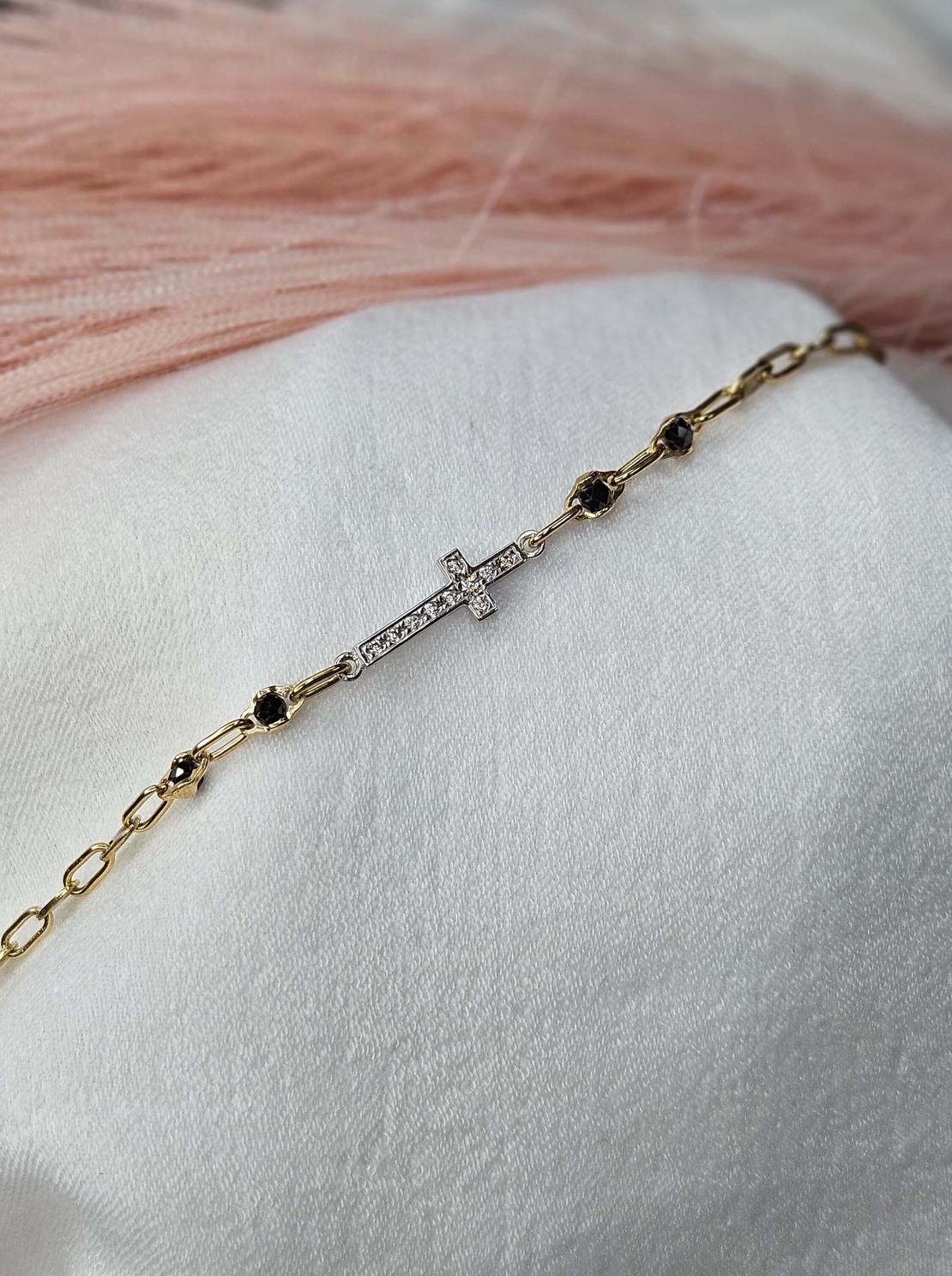 Златна гривна с Кръст