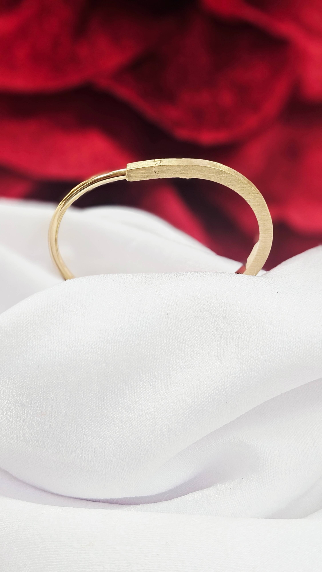 Твърда Златна Гривна от Диамантирано и Сатенирано злато