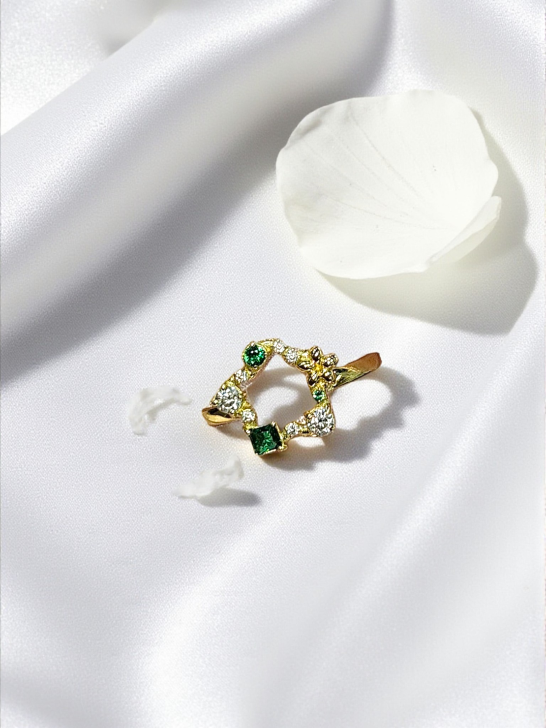 Златен пръстен със зелени и бели циркони