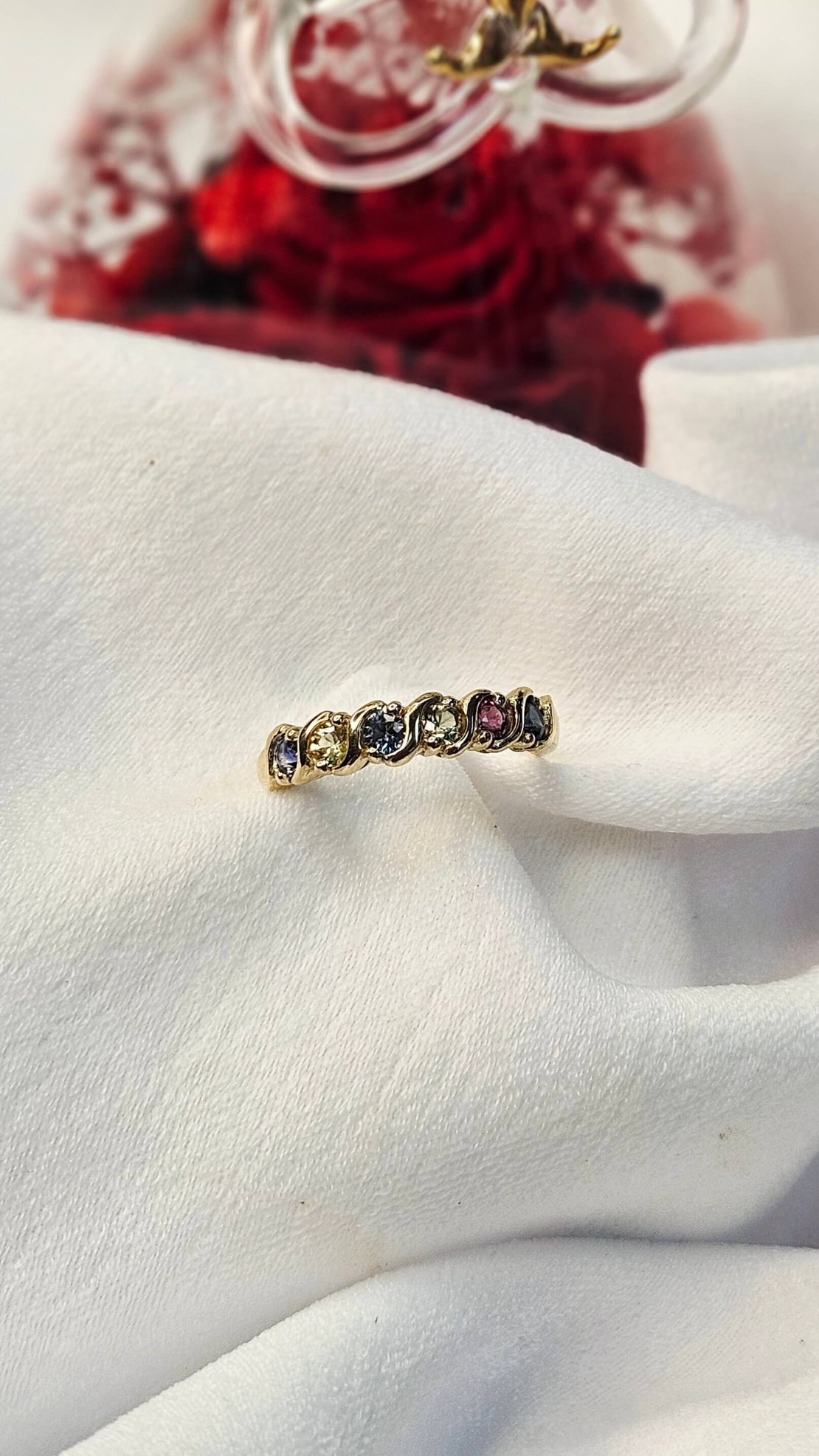 Златен пръстен от жълто злато с цветни сапфири
