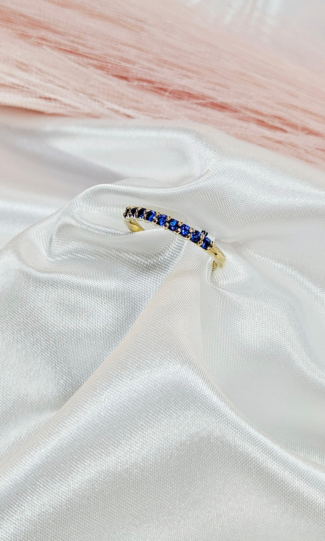 Златен пръстен със сини циркони