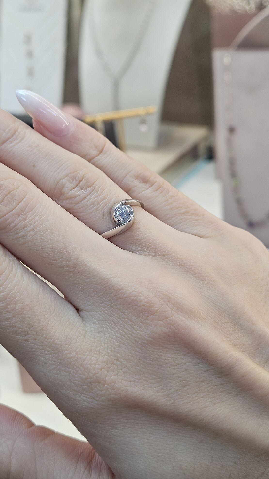 Златен пръстен от бяло злато с цирконий