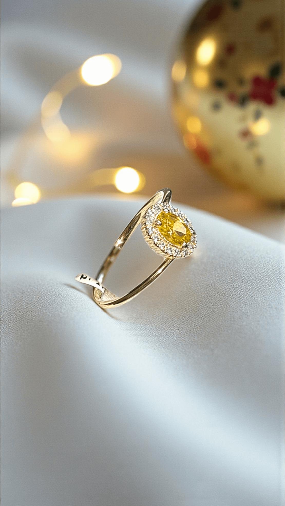 Златен пръстен с жълт циркон 