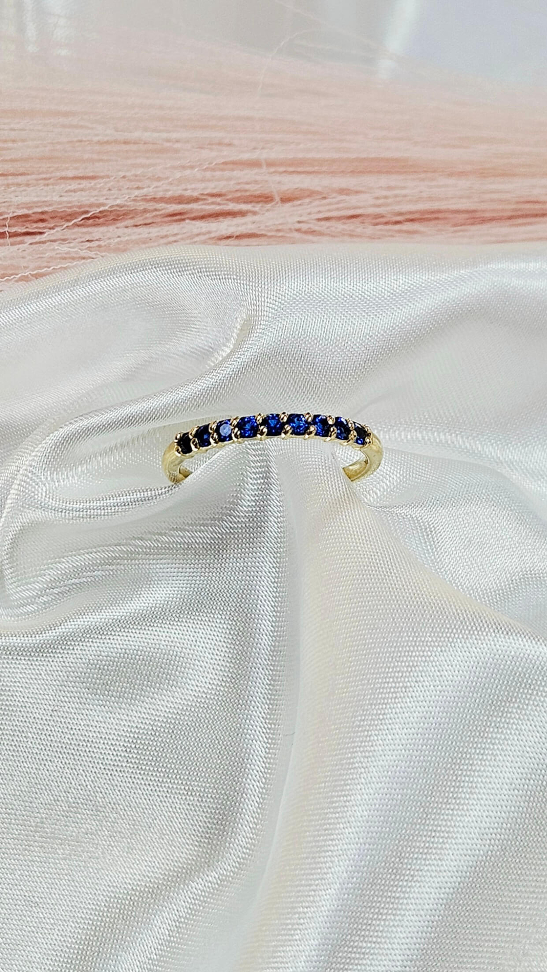 Златен пръстен със сини циркони