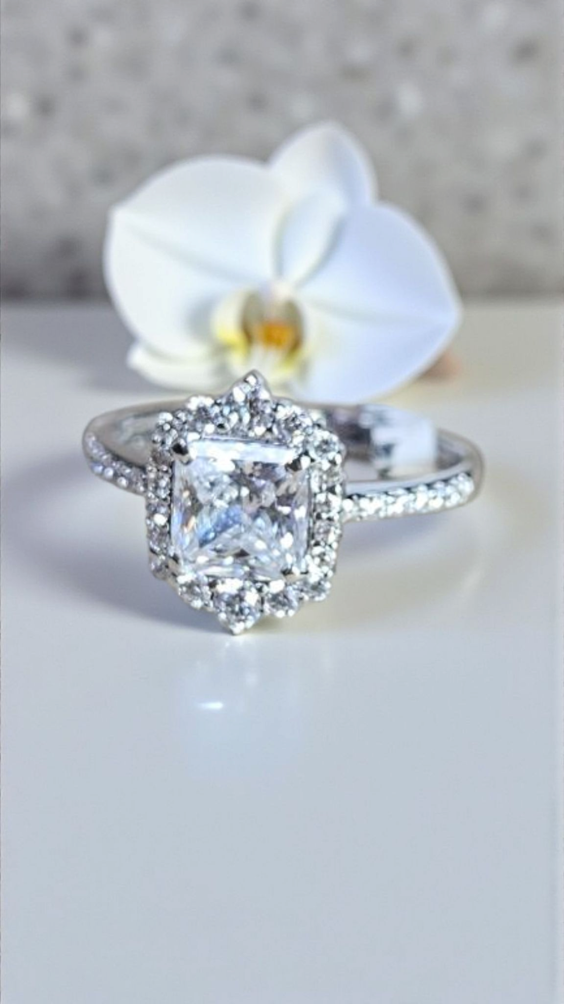 Златен пръстен от бяло злато