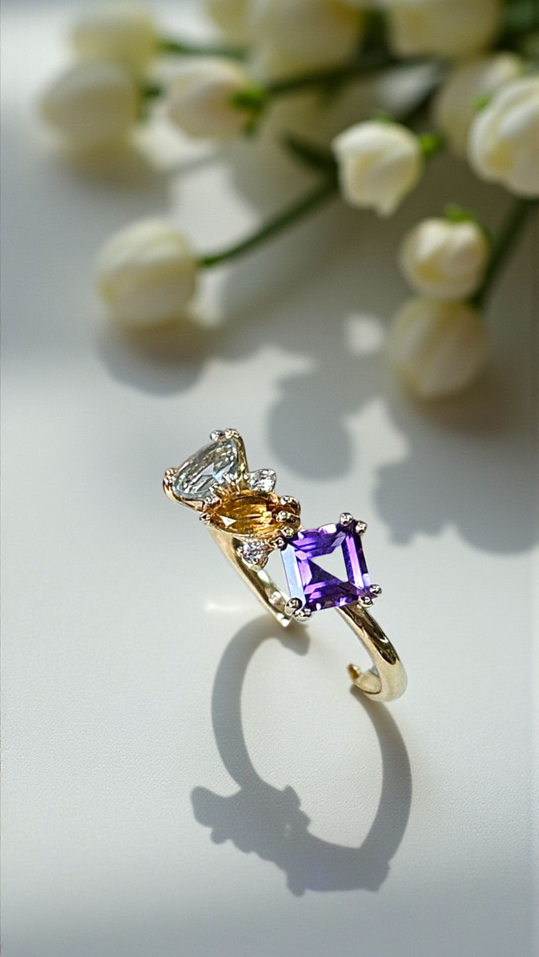 Дамски златен пръстен с естествени камъни