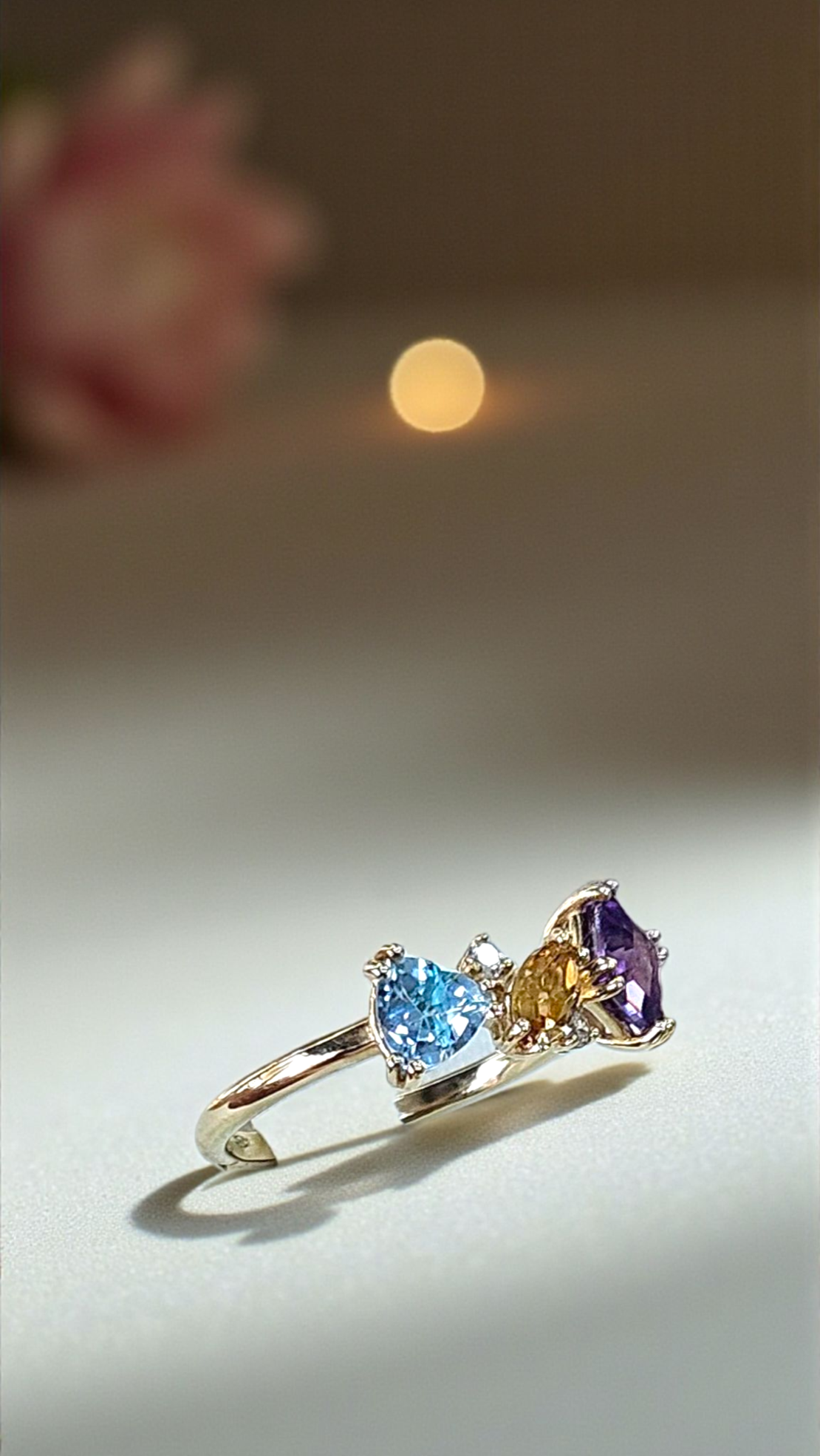 Дамски златен пръстен с естествени камъни