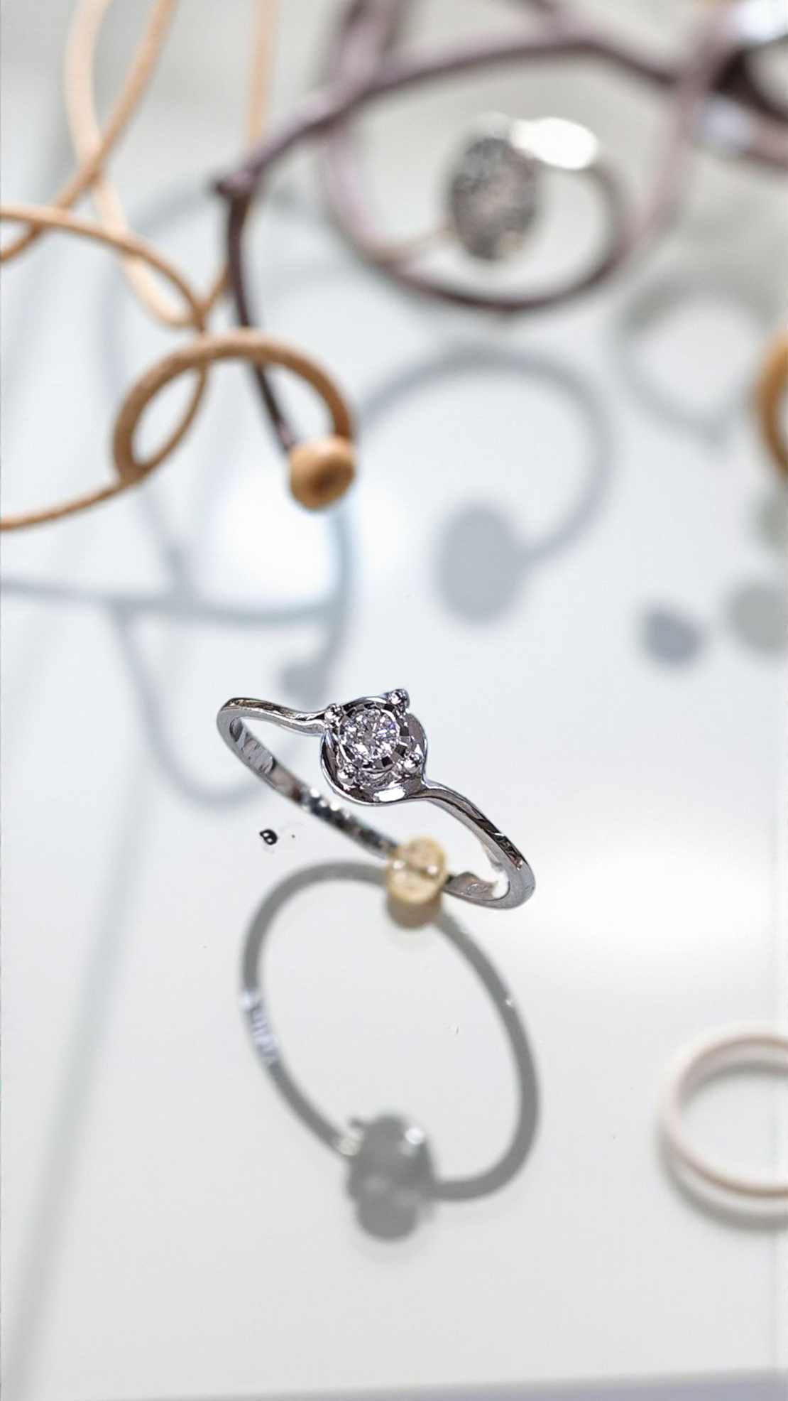 Златен годежен пръстен с диамант