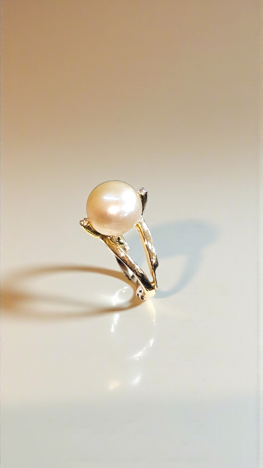 Златен пръстен с перла