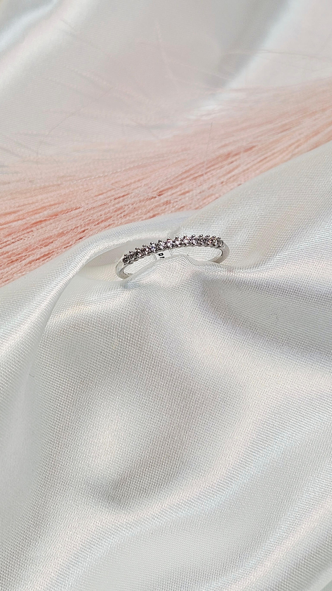 Златен пръстен тип полу-халка от бяло злато и циркони