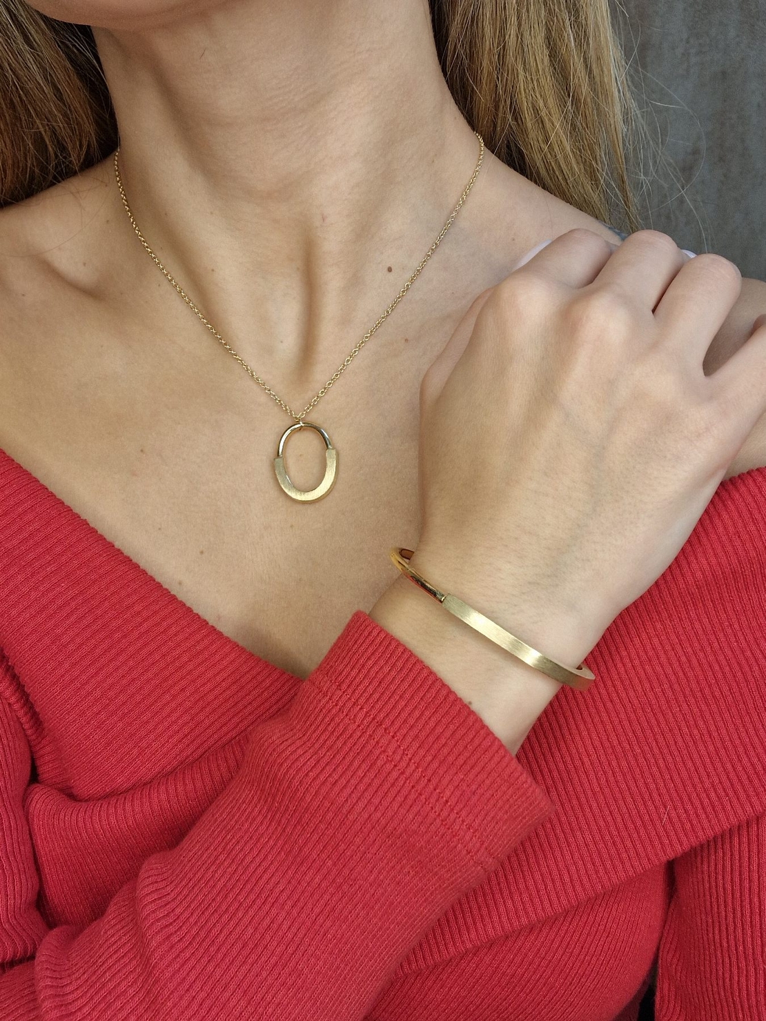 Златно колие с елемент от Сатенирано и Диамантирано злато