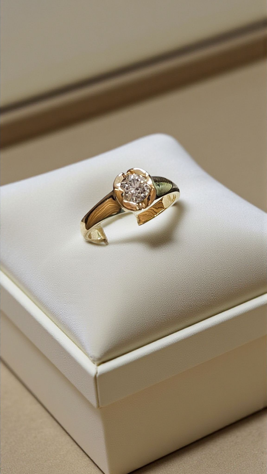 Златен пръстен с диамант GIA