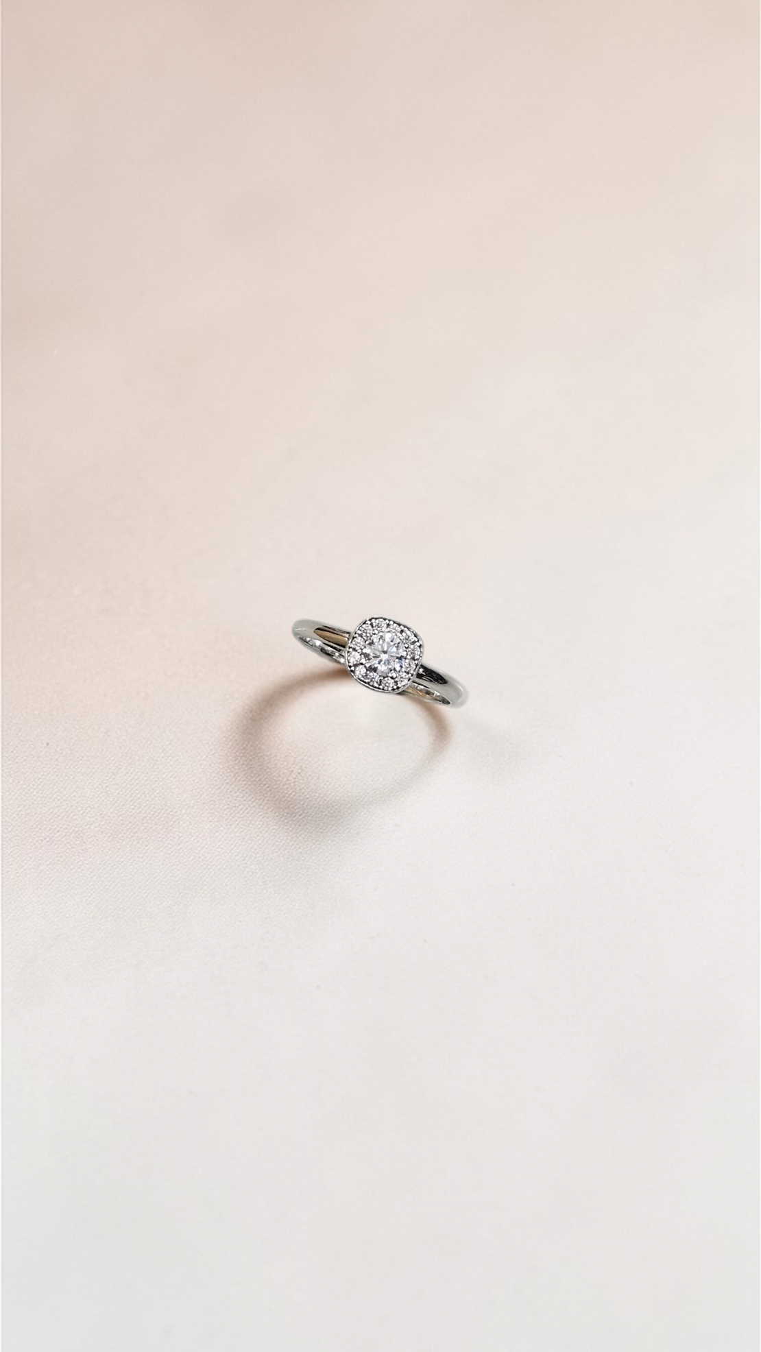 Златен пръстен с цирконии