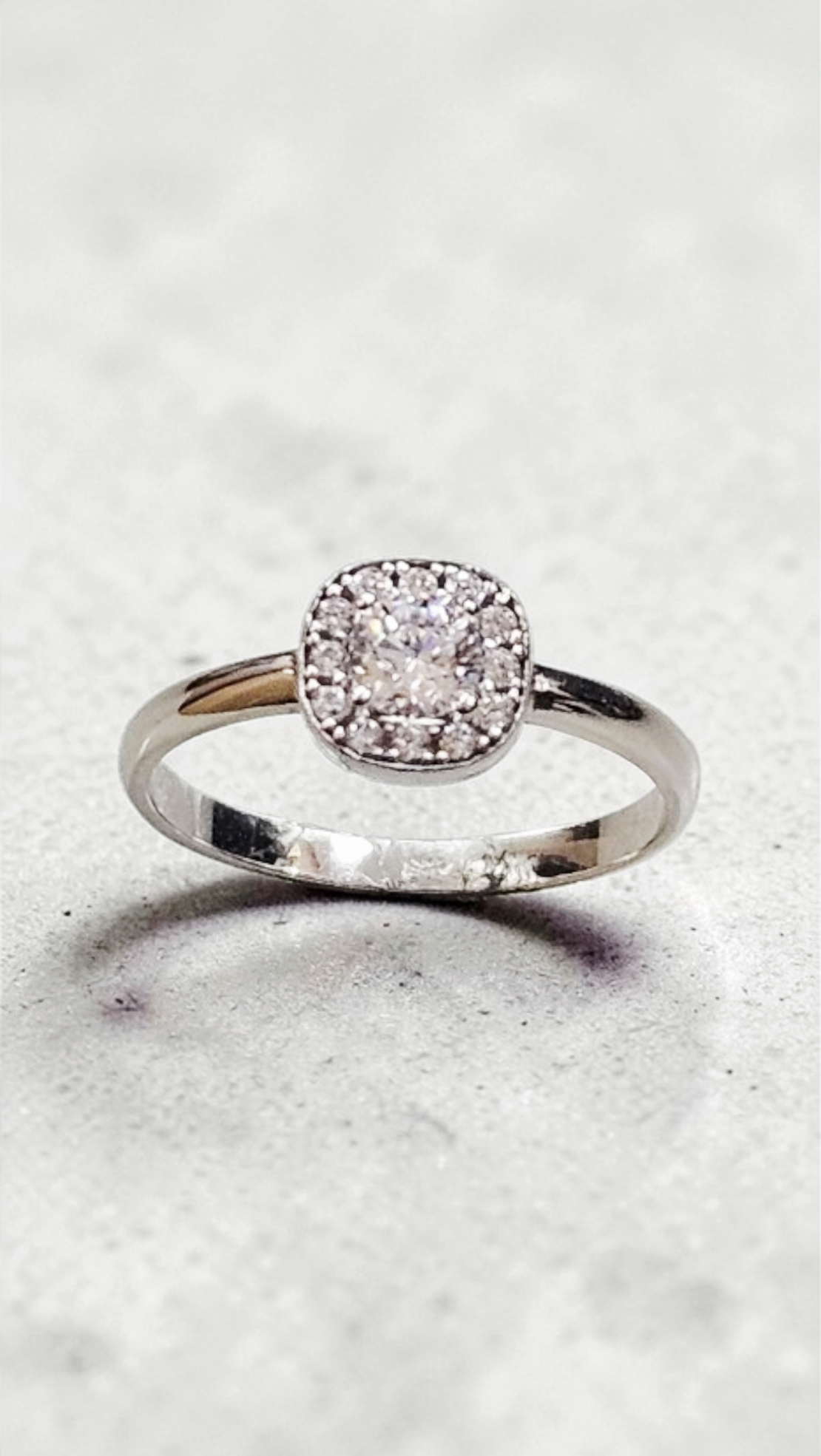 Златен пръстен с цирконии