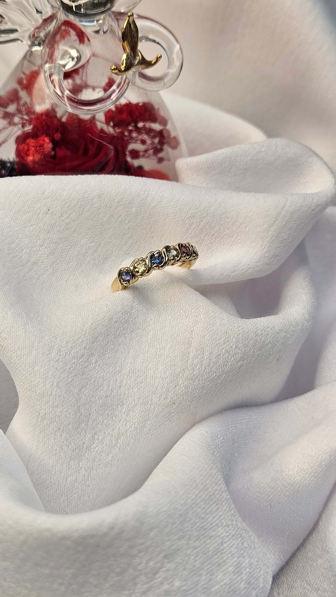 Златен пръстен от жълто злато с цветни сапфири