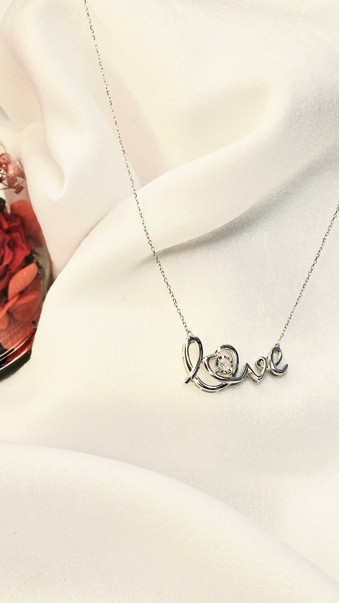 Златно колие от 14К бяло злато и диамант Love