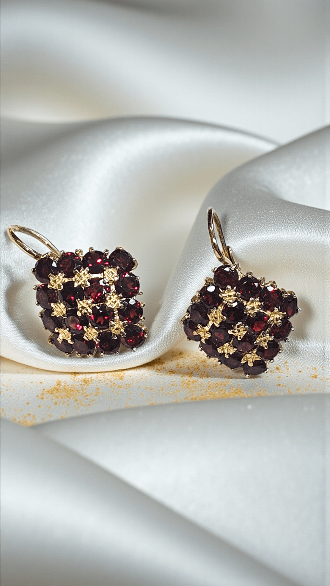 Златни обеци с Гранати