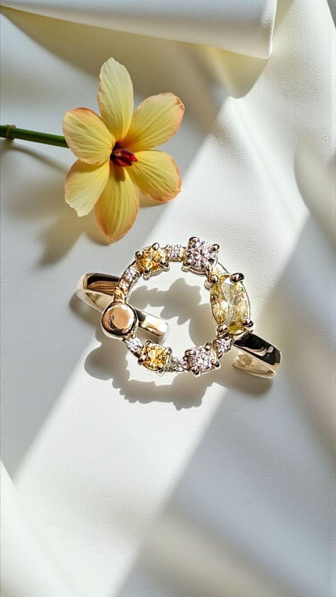 Златен пръстен с жълти циркони Novello