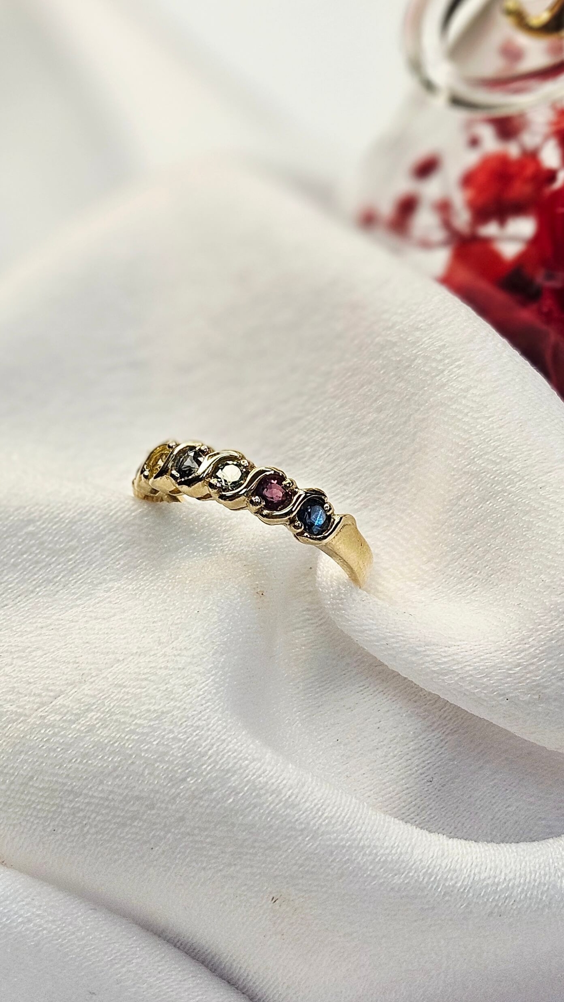Златен пръстен от жълто злато с цветни сапфири