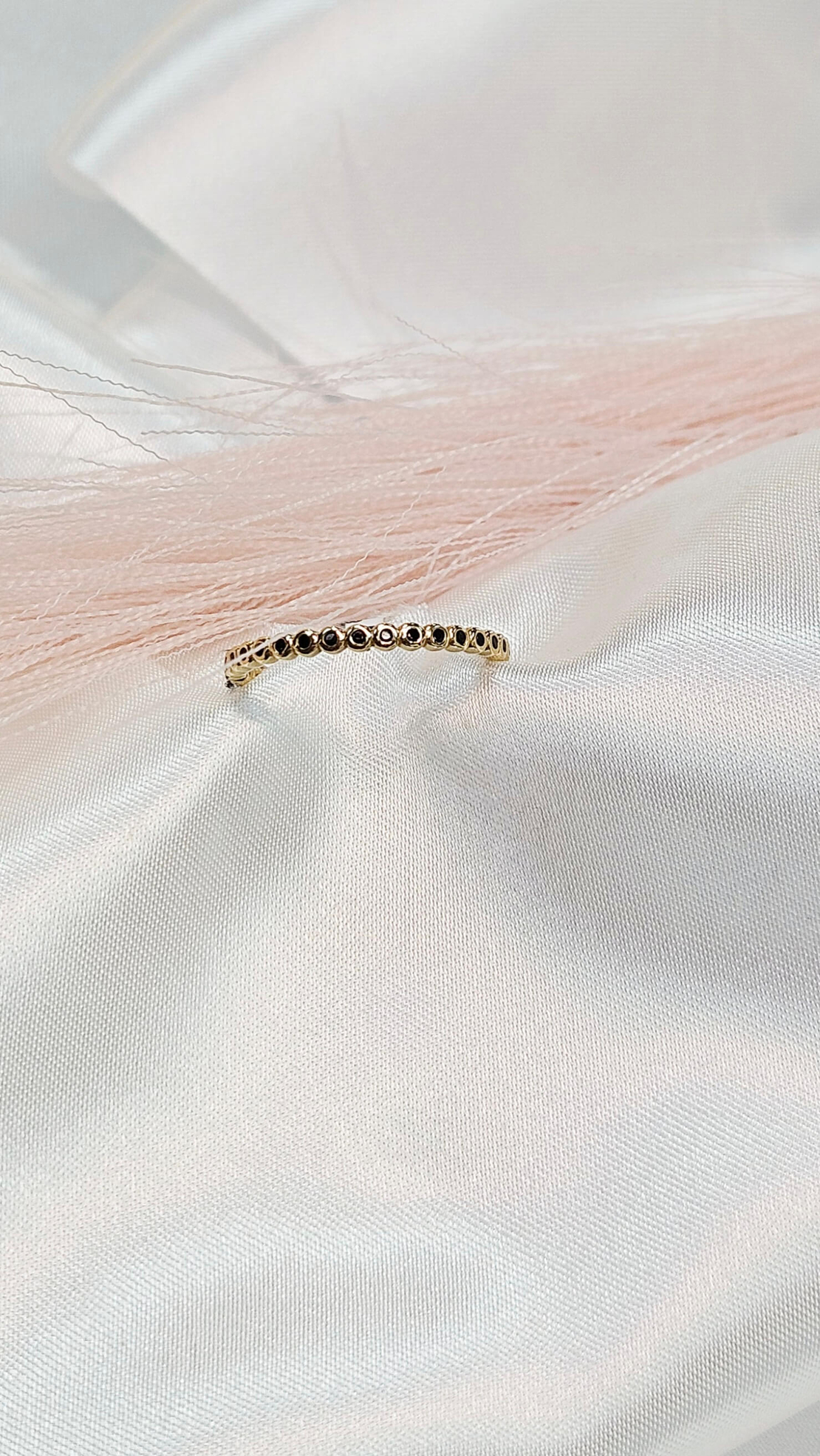 Златен пръстен тип халка с инкрустирани черни циркони