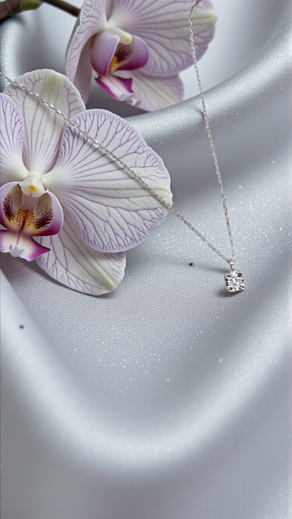 Златно колие от 18К бяло злато и диамант 0.10Ct