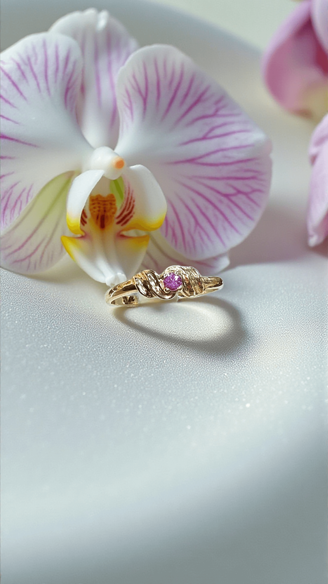 Златен пръстен с розов сапфир
