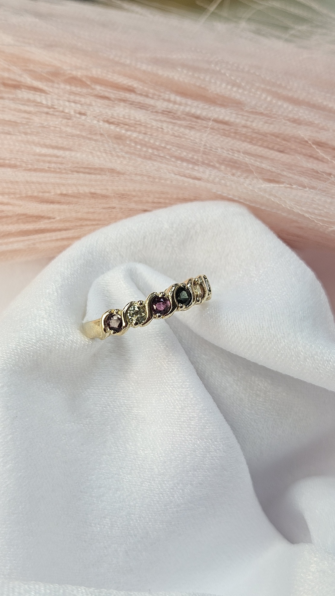 Златен пръстен със сапфири в различни цветове