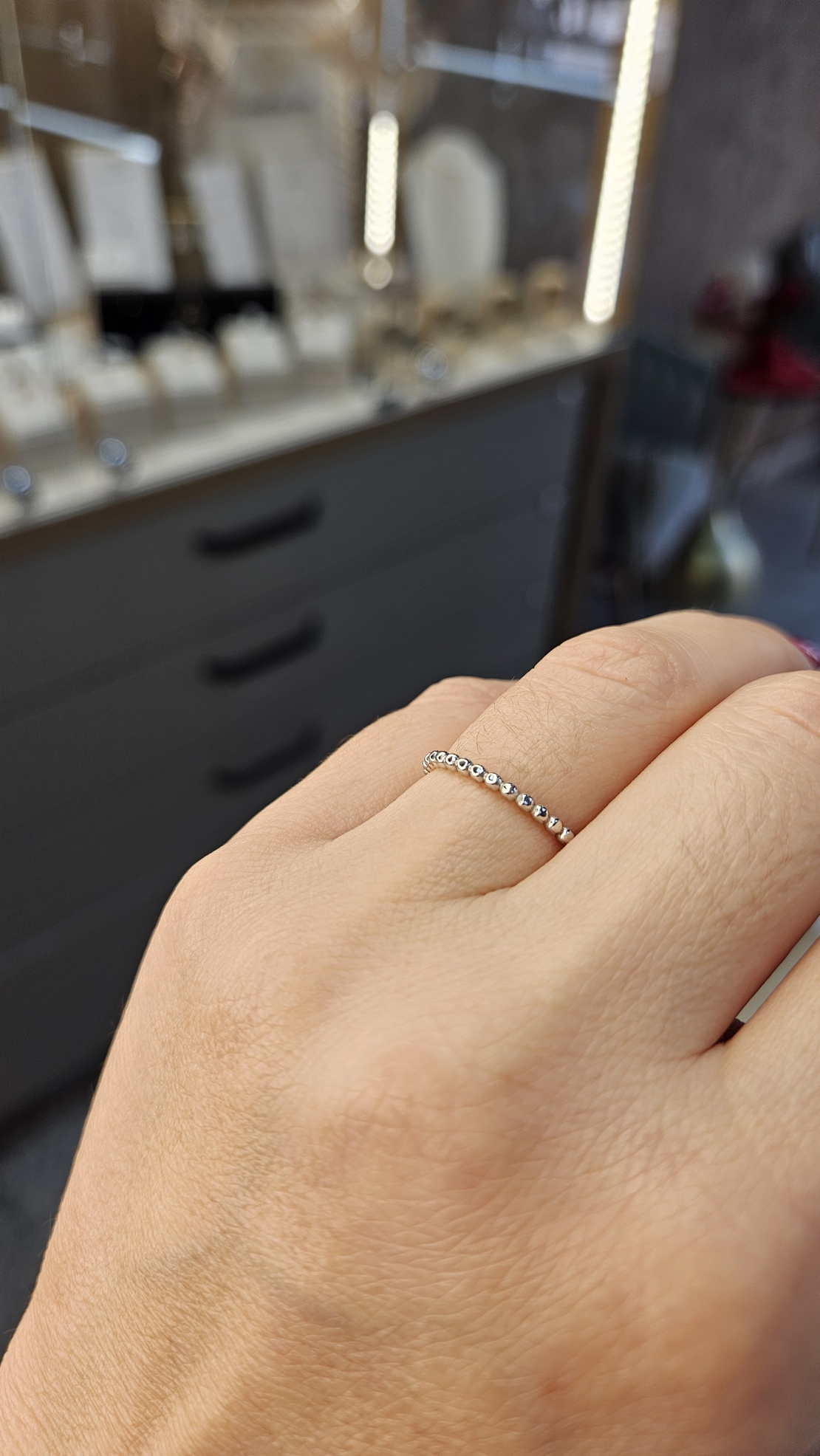 Златен пръстен от бяло злато тип топчеста халка