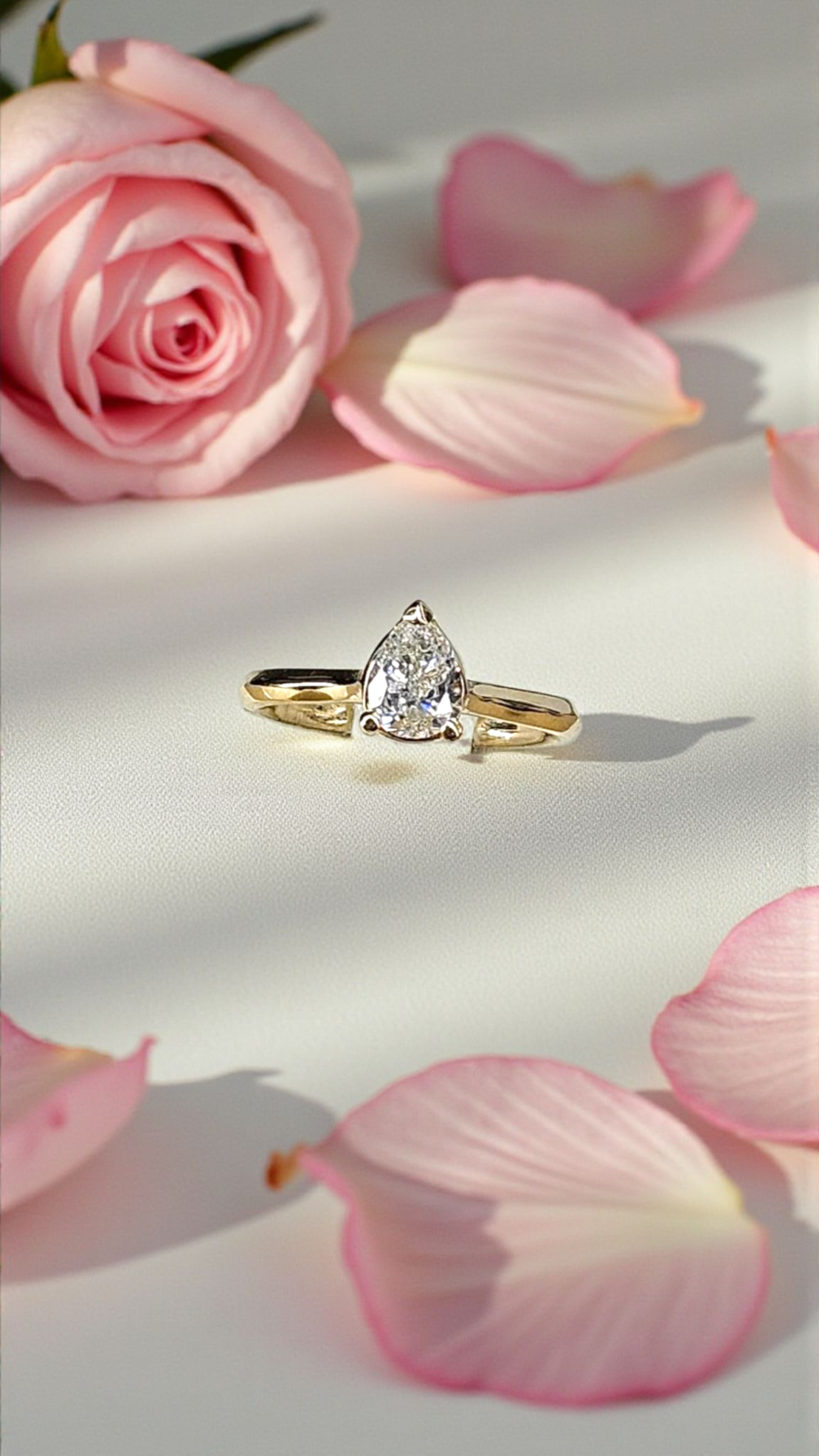 Годежен златен пръстен с диамант