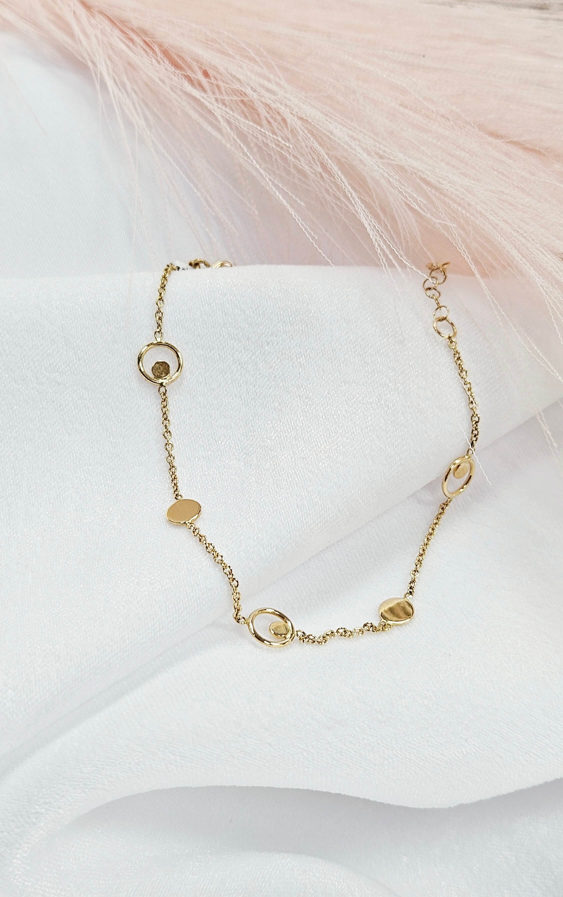 Златна гривна с кръгли, вградени елементи