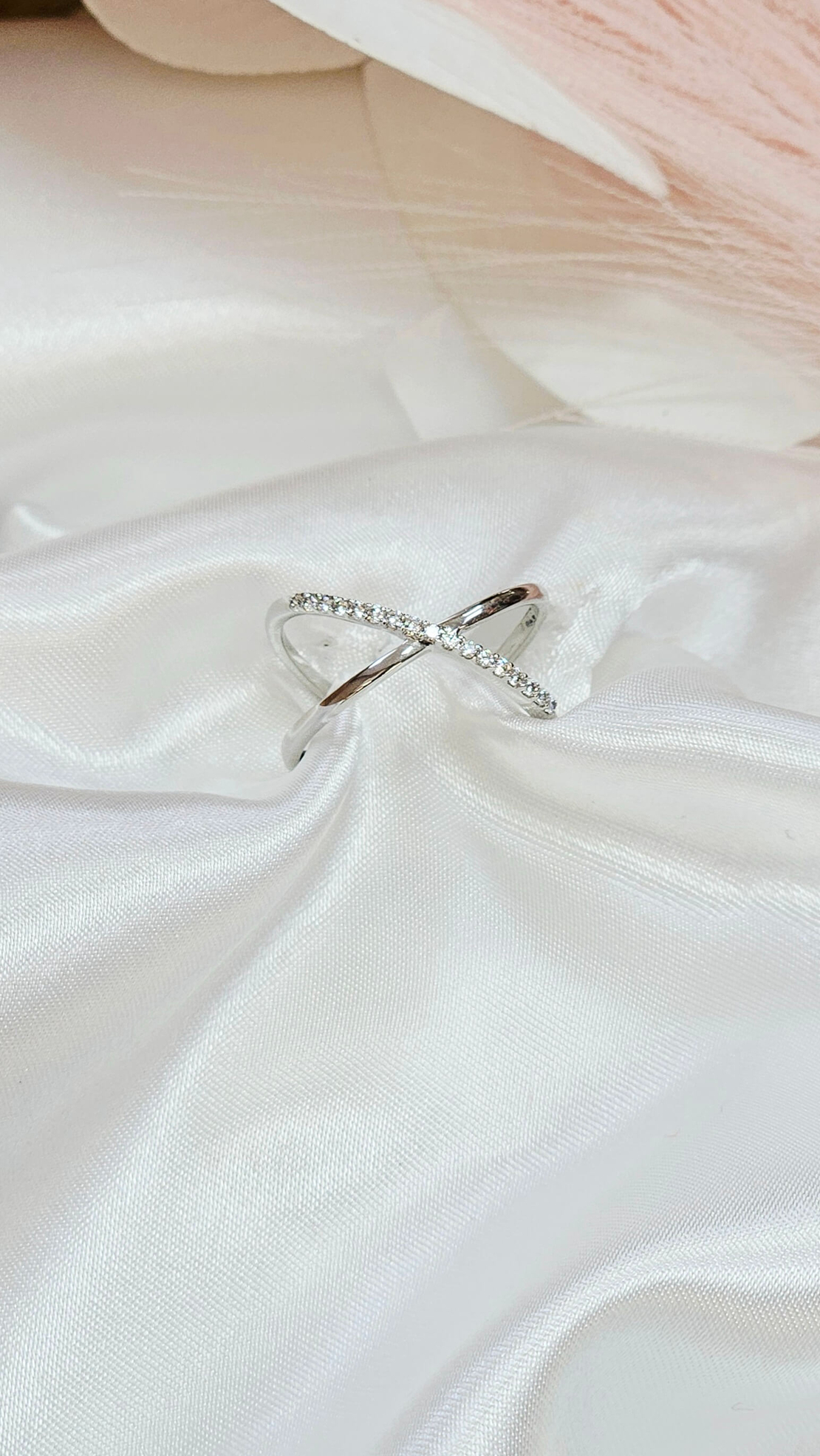 Златен пръстен от бяло злато Преплетени Халки