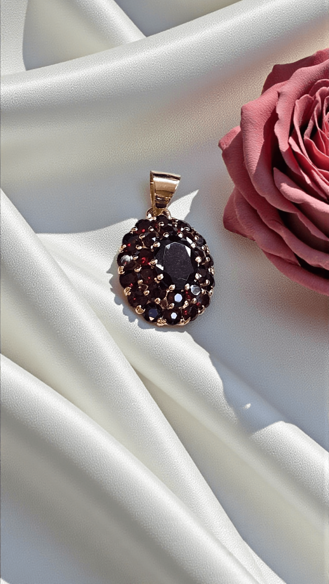 Златен  медальон с гранати