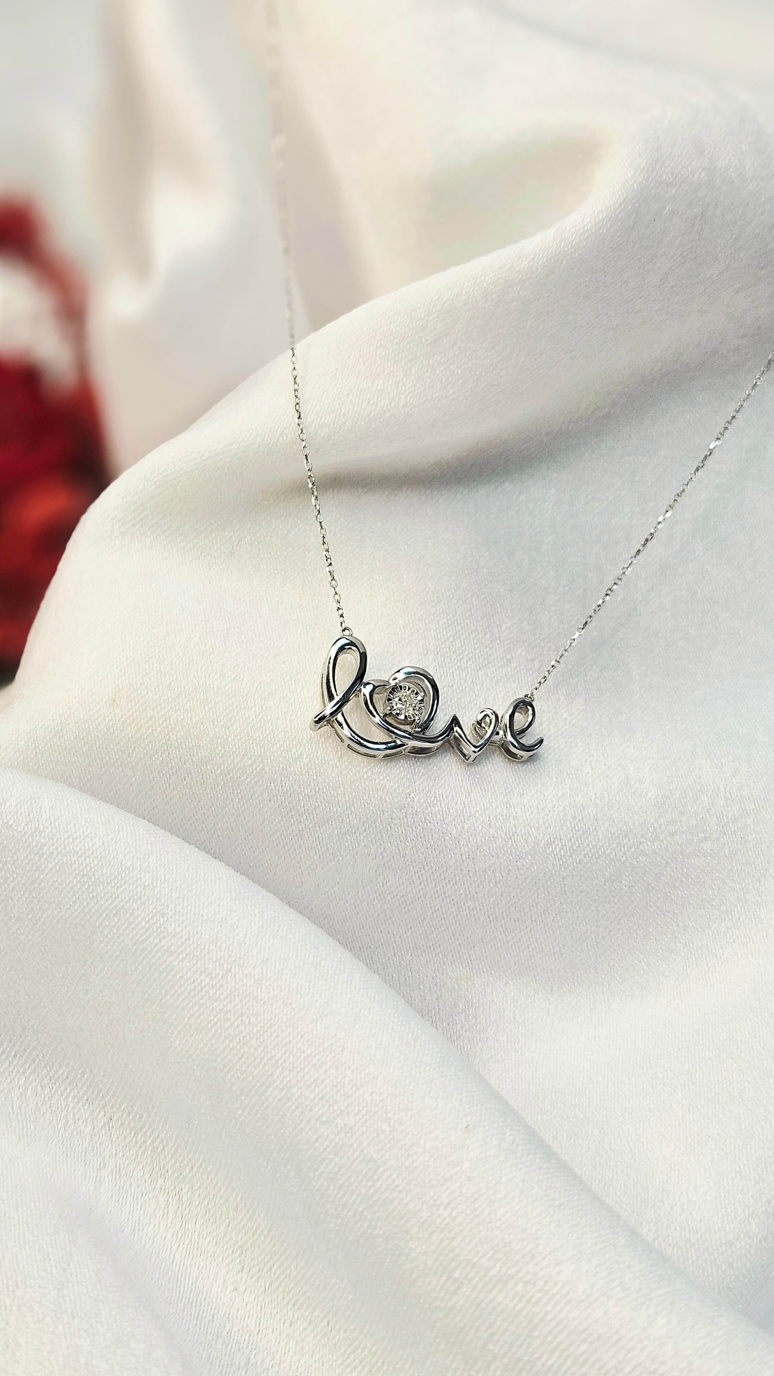 Златно колие от 14К бяло злато и диамант Love