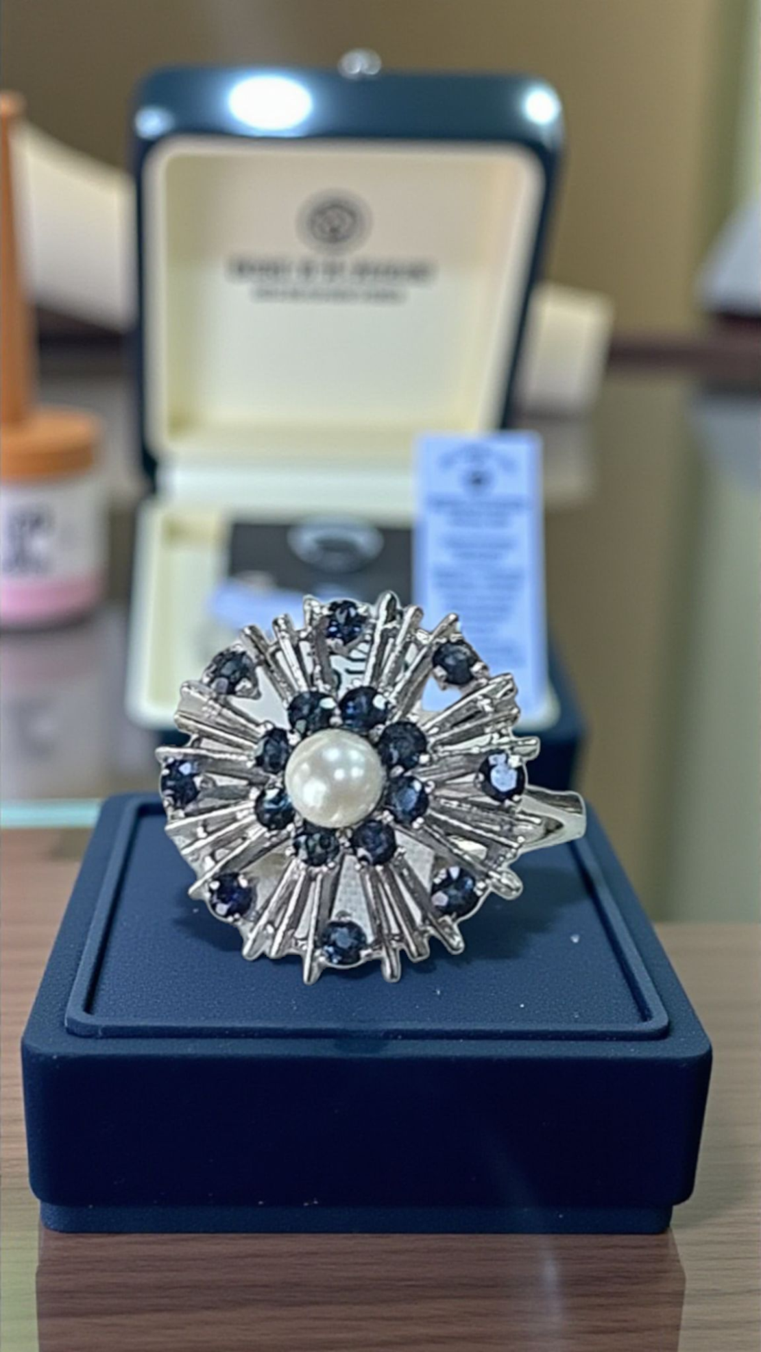 Златен пръстен със сапфири и перла