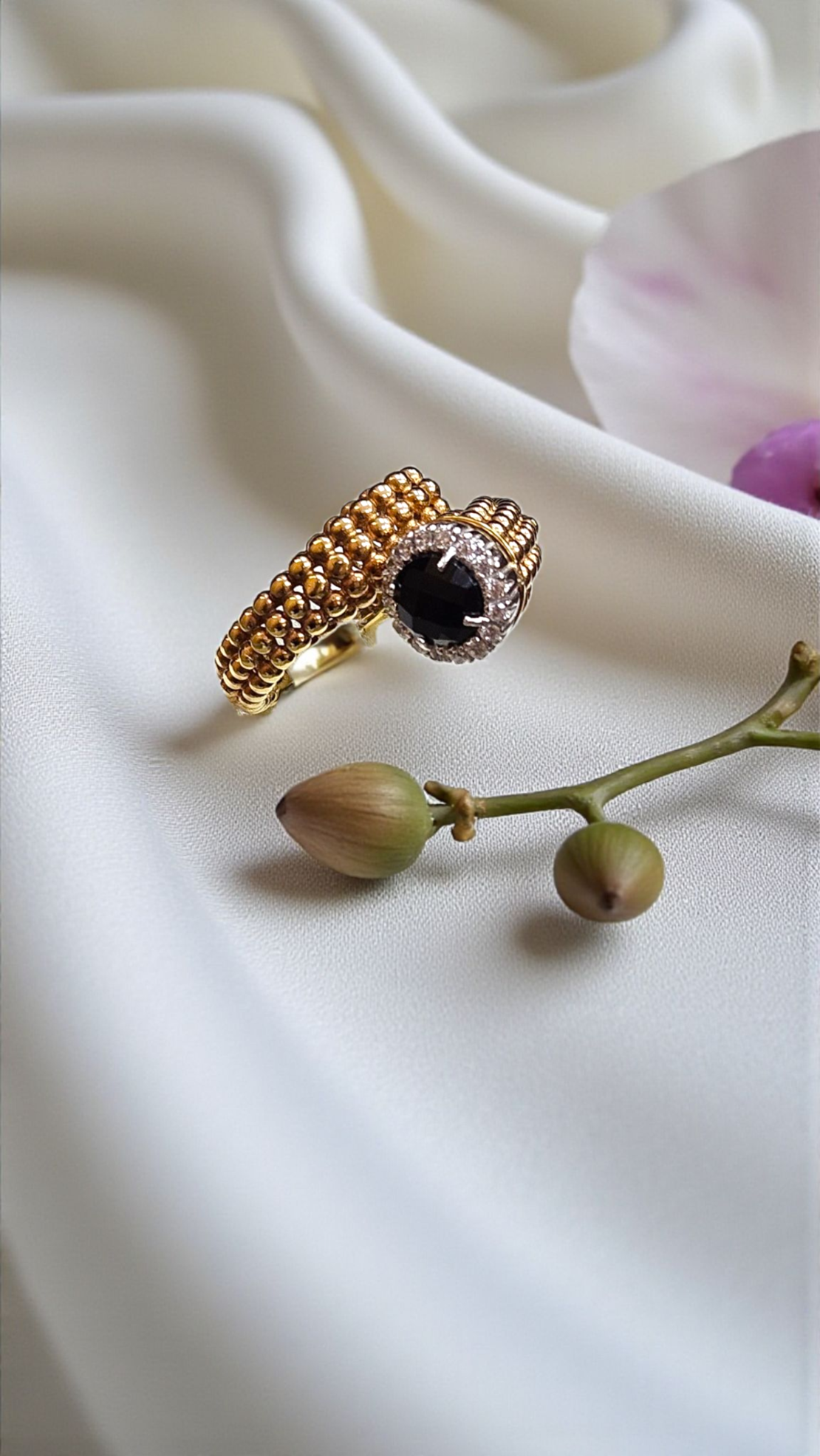 Златен пръстен с Оникс и циркони