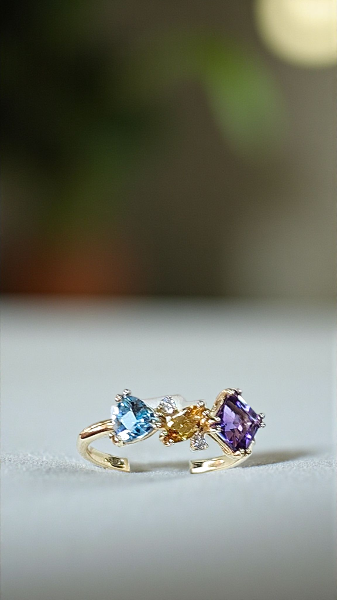 Дамски златен пръстен с естествени камъни