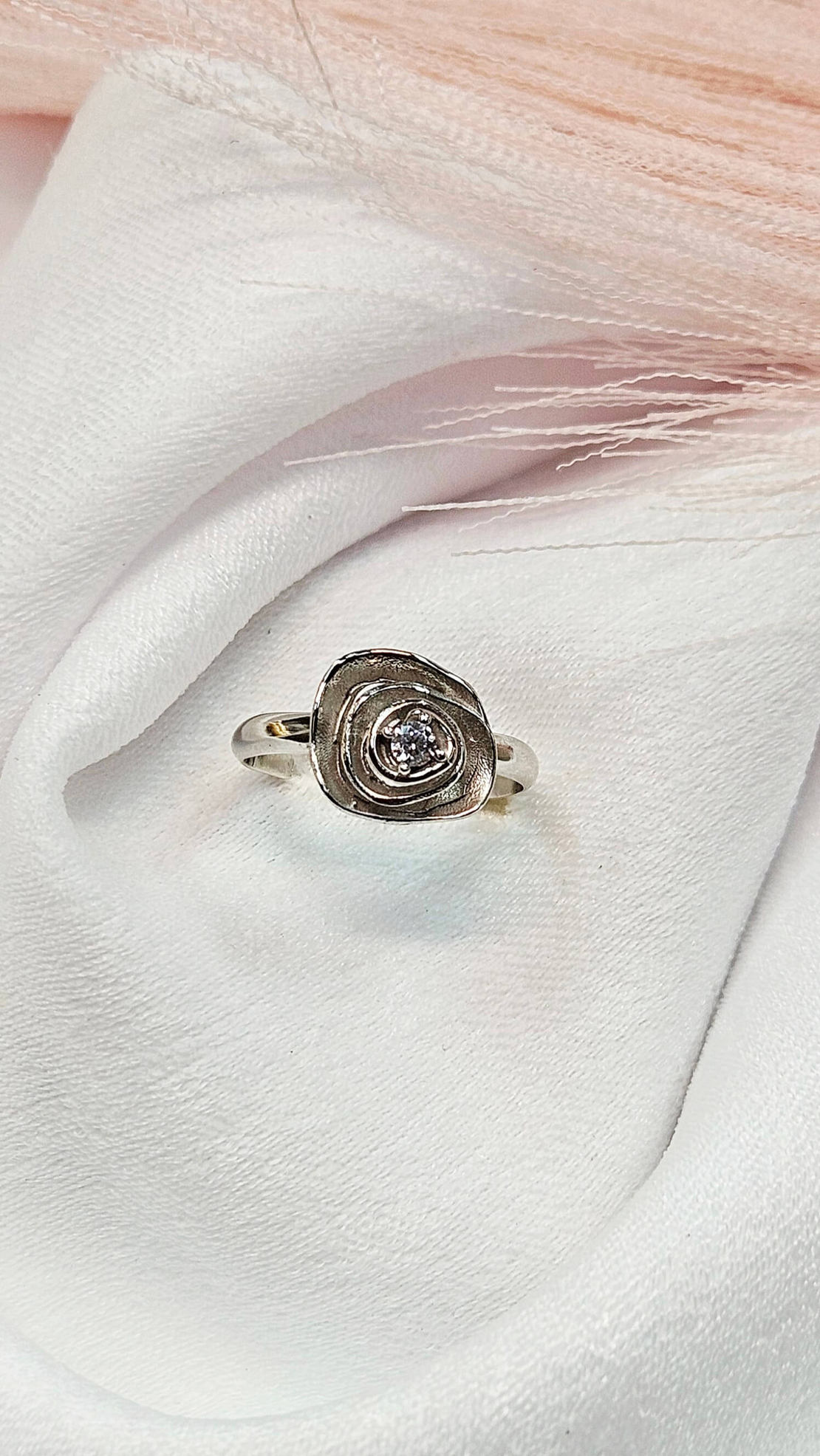 Златен пръстен от бяло злато Роза