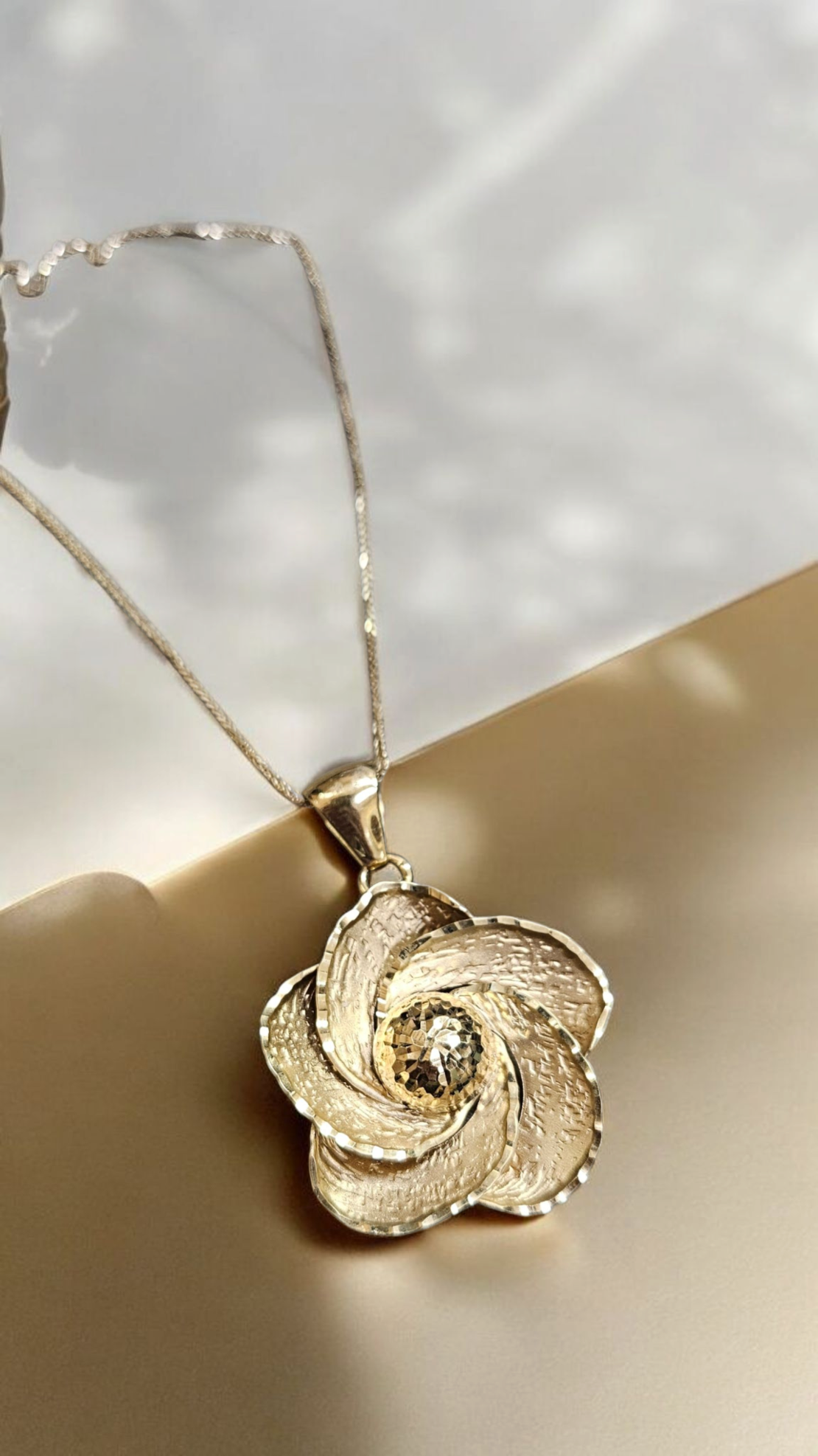 Златен медальон